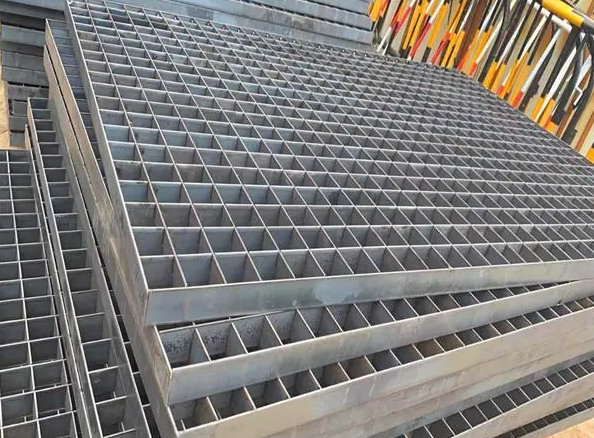 對插鋼格柵6mm厚度100*100網(wǎng)格，熱鍍鋅防腐處理